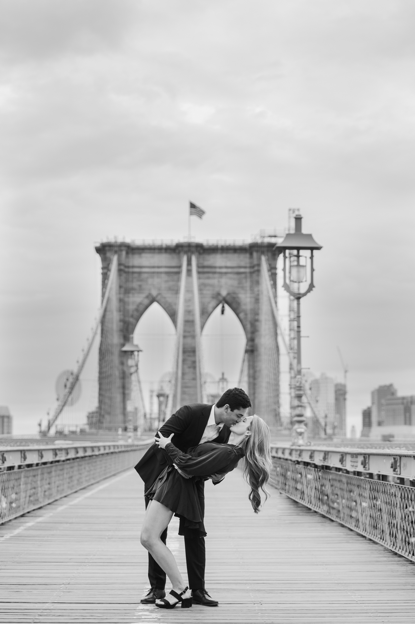 dip kiss on the Brooklyn Bridge