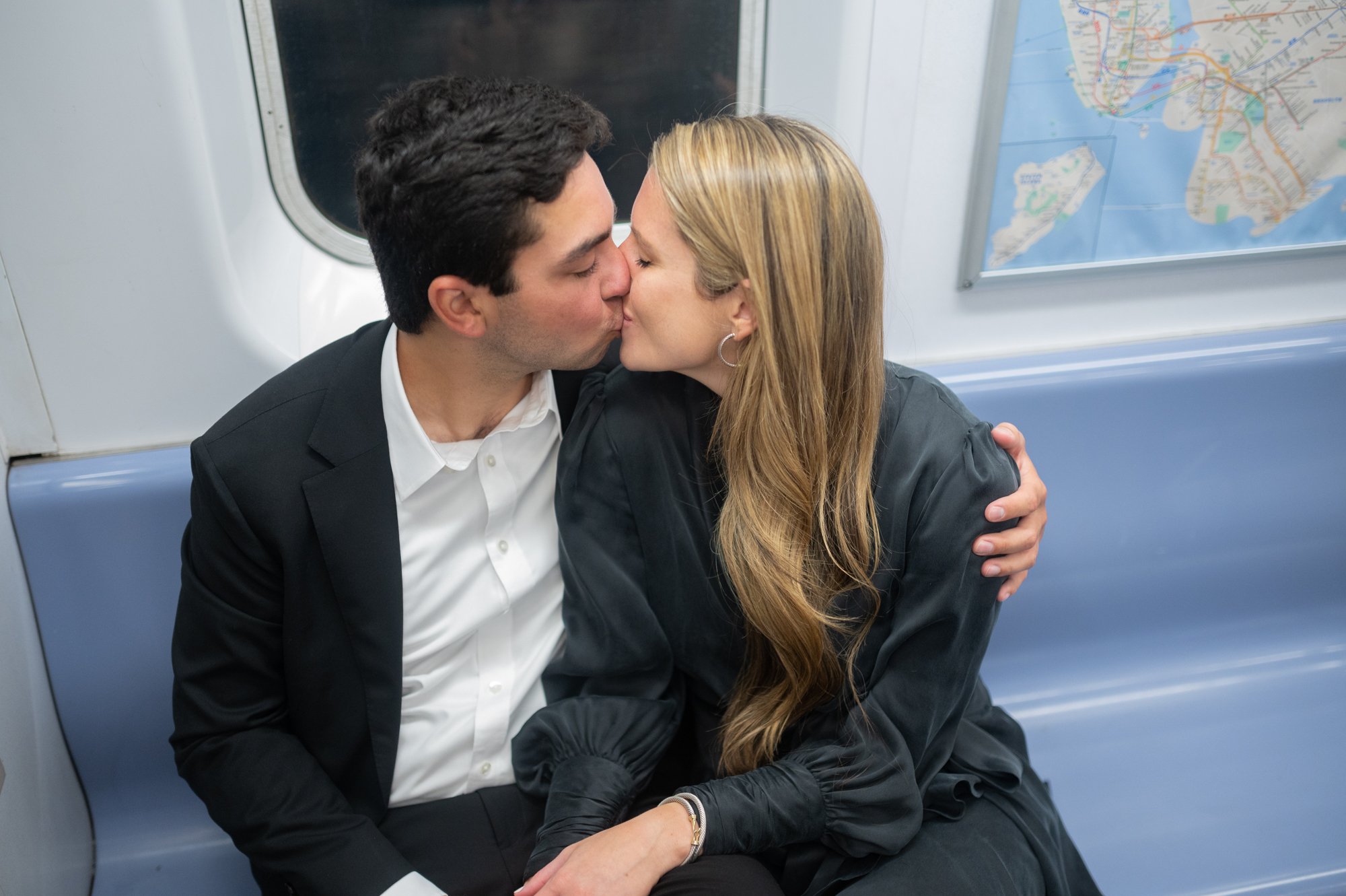 kissing on NYC subway